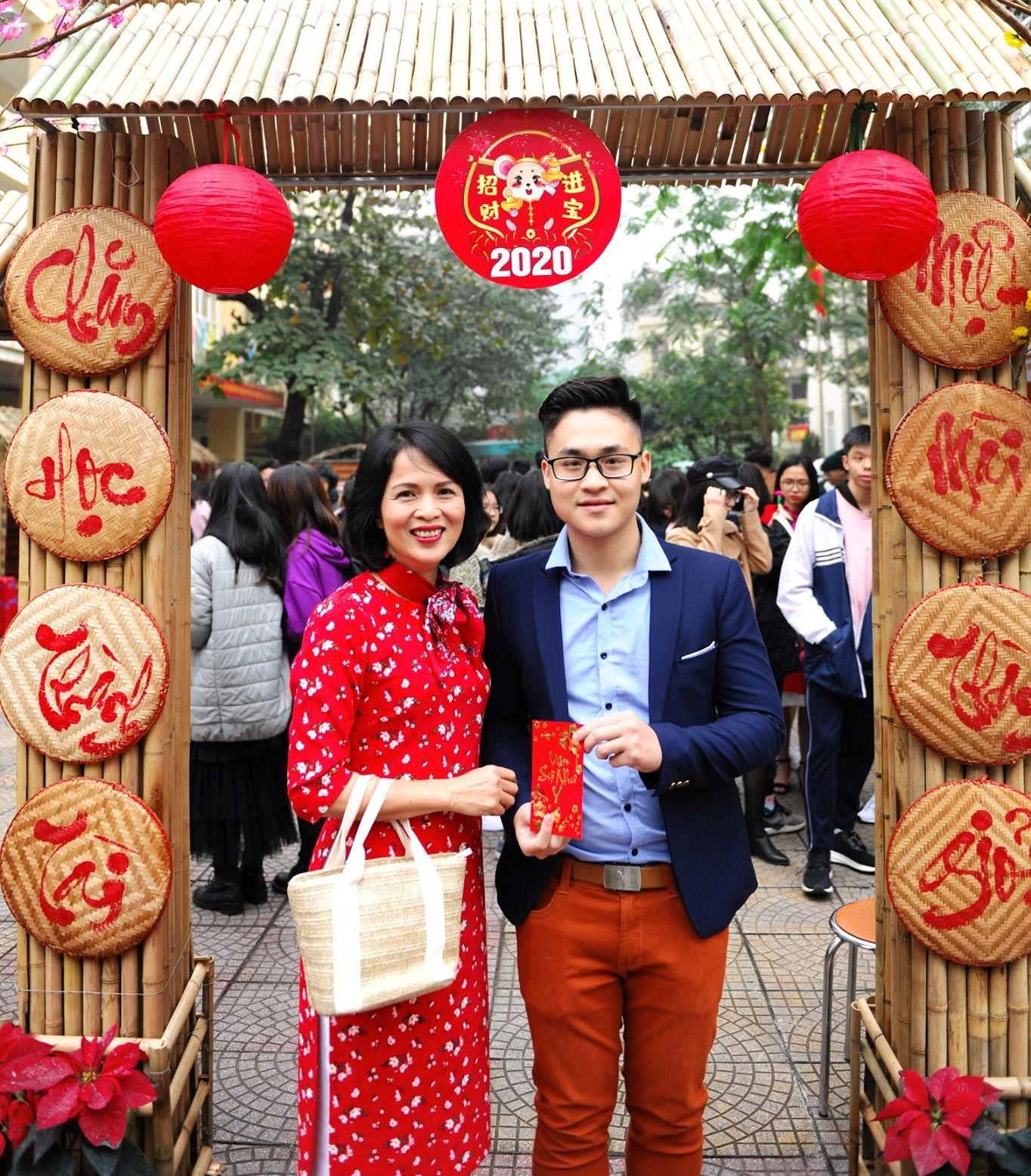 Cô Vũ Hoài Thanh cùng “trò cưng” Việt Anh. Cô Vũ Hoài Thanh cùng “trò cưng” Việt Anh.