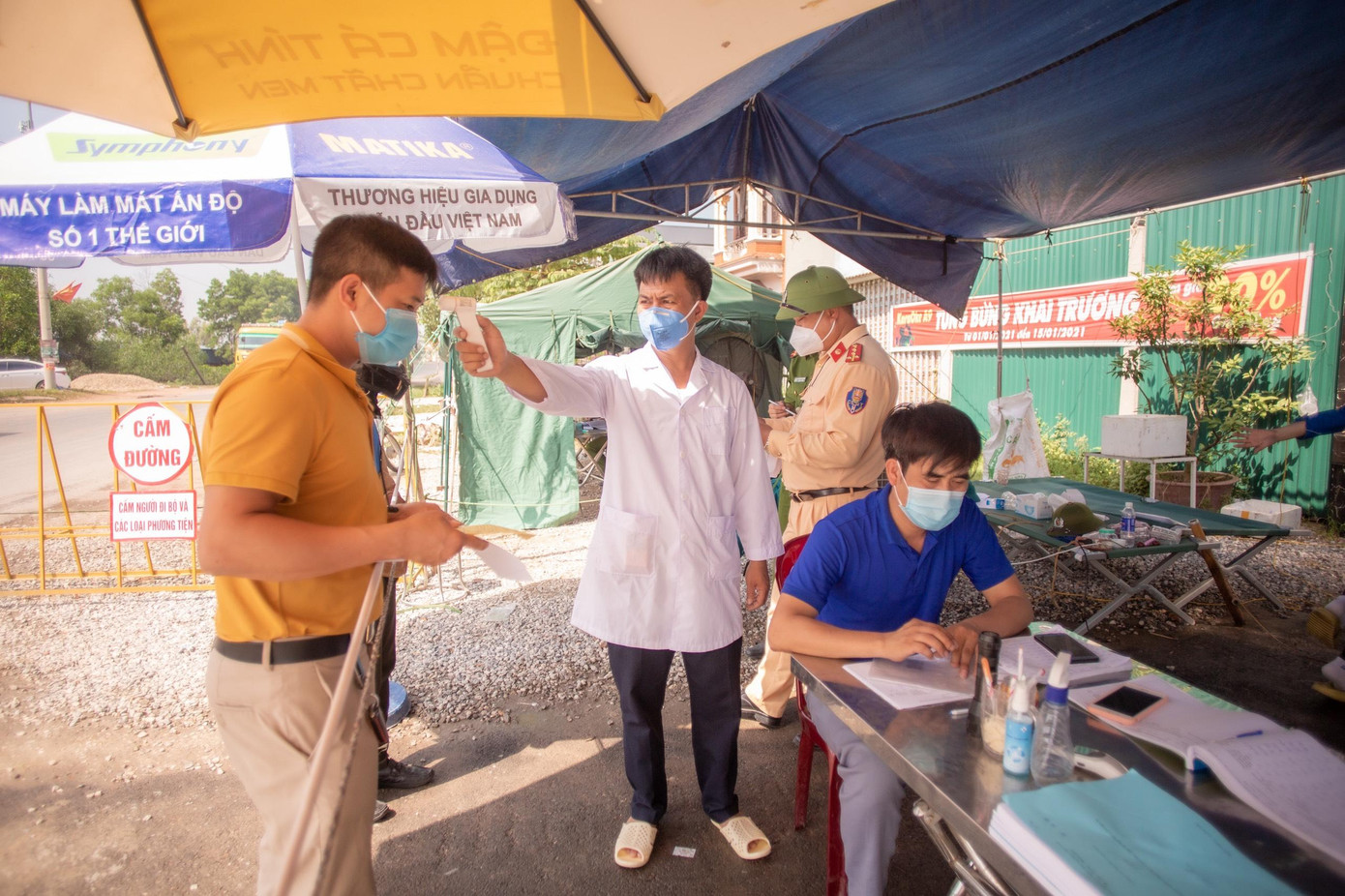 Thời tiết nắng mưa thất thường gây khó khăn trong việc chụp ảnh. Thời tiết nắng mưa thất thường gây khó khăn trong việc chụp ảnh.