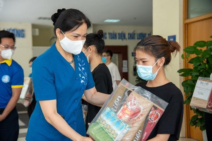 Đ/C Hà Thị Nga – Uỷ viên Trung ương Đảng, Chủ tịch Hội Liên hiệp Phụ nữ Việt Nam tặng nhu yếu phẩm cho sinh viên