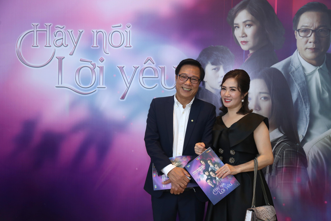 NSND Trọng Trinh và NSƯT Nguyệt Hằng trong phim là cặp vợ chồng ngọt ngào rất quan tâm yêu thương con nhưng lại thể hiện sai cách. NSND Trọng Trinh và NSƯT Nguyệt Hằng trong phim là cặp vợ chồng ngọt ngào rất quan tâm yêu thương con nhưng lại thể hiện sai cách.