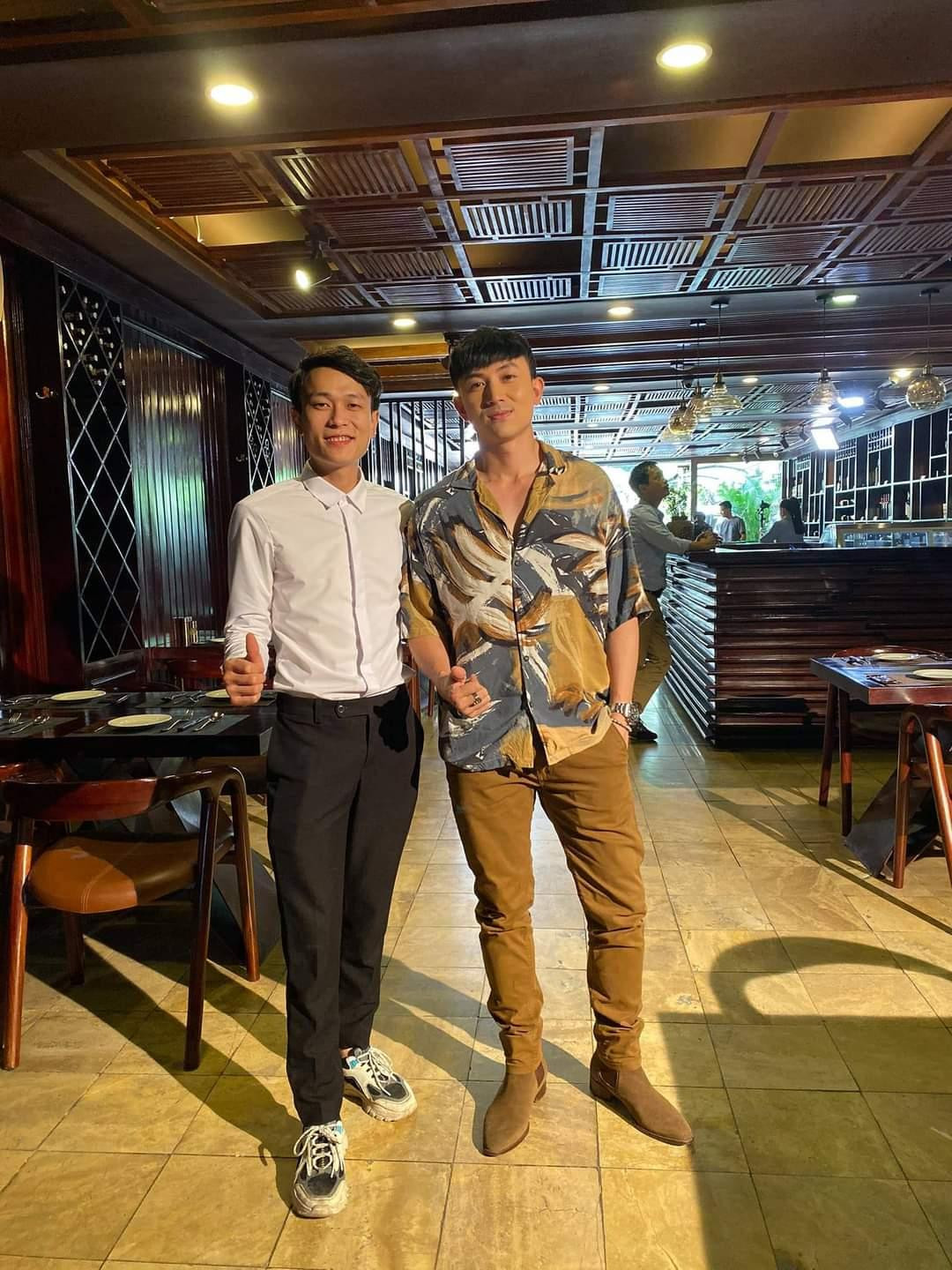 Thành Long chụp ảnh cùng diễn viên Anh Vũ.