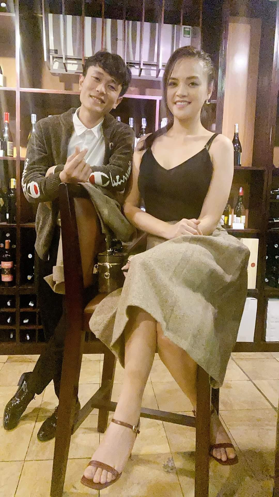 Thành Long chụp ảnh cùng diễn viên Thu Quỳnh