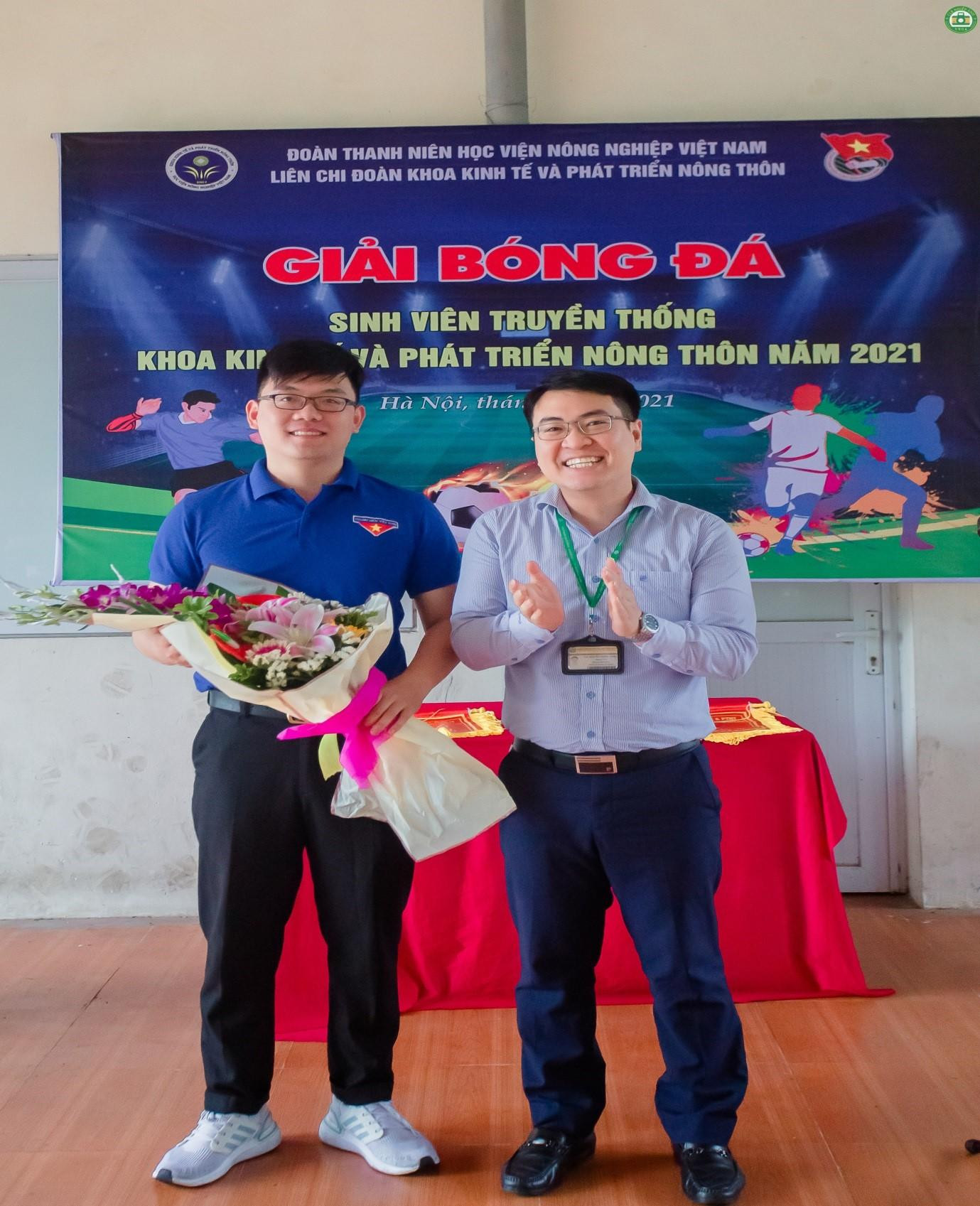 Ths. Nguyễn Trọng Tuynh, Phó Bí thư Đoàn Thanh niên, Chủ tịch Hội Sinh viên Việt Nam Học viện tặng hoa chúc mừng.