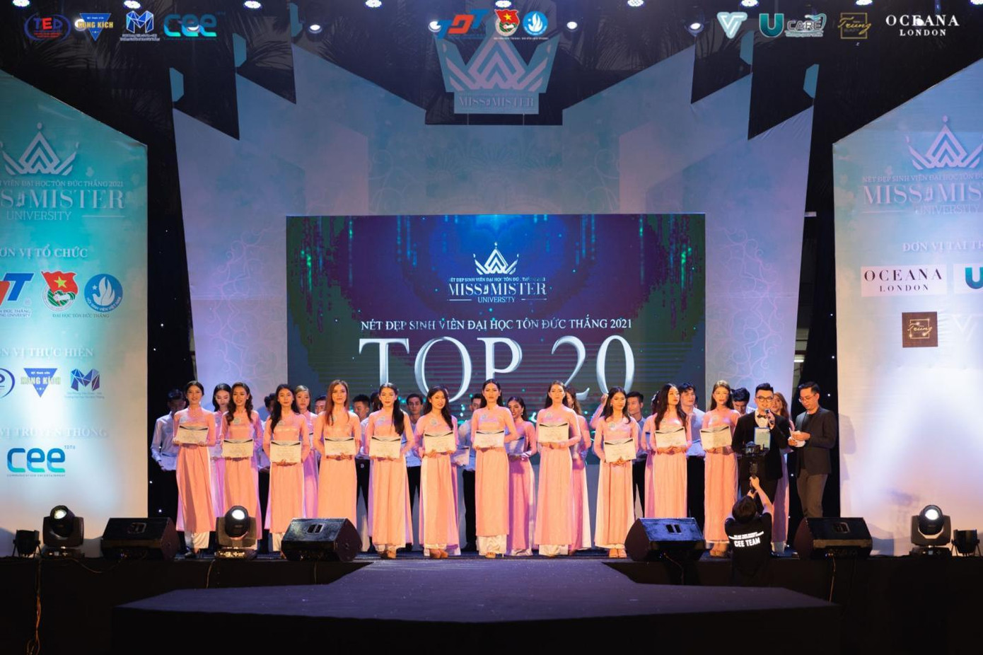 Các thí sinh tự tin thể hiện mình trong tà áo dài hồng truyền thống của Nhà trường.