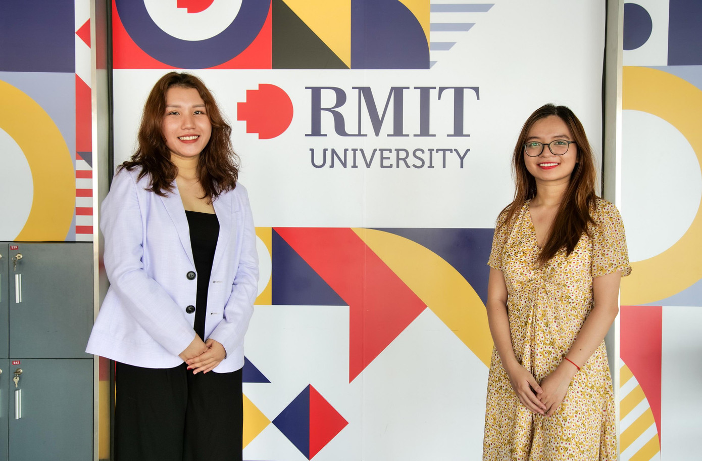 Hai sinh viên RMIT Huỳnh Hồng Thiên Hương (trong hình, bên trái) và Nguyễn Hà Tú Anh (trong hình, bên phải) là thành viên của đội chiến thắng sẽ tranh tài với sinh viên quốc tế hàng đầu tại vòng chung kết toàn cầu vào tháng 5 này.