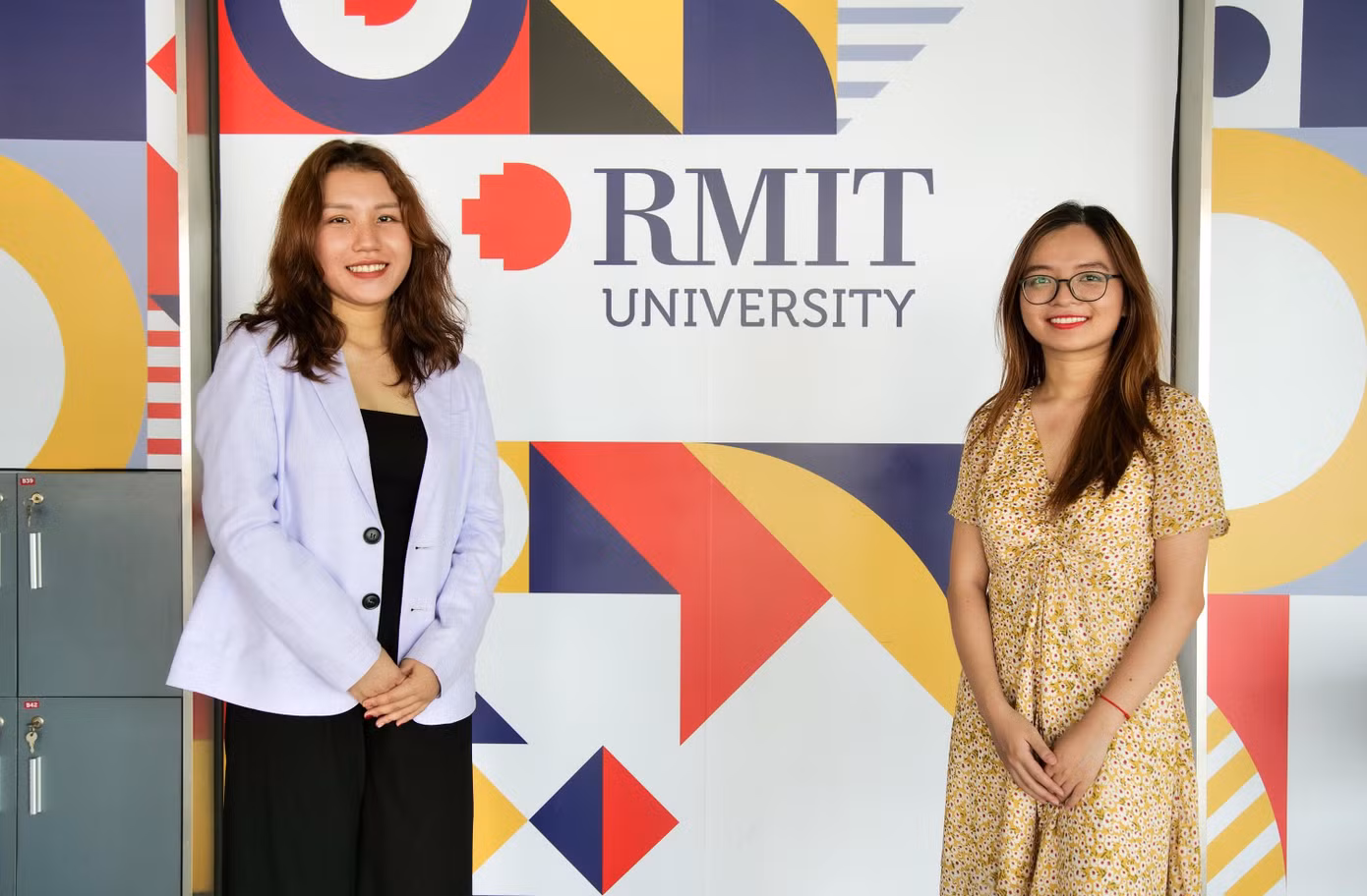 Hai sinh viên RMIT Huỳnh Hồng Thiên Hương (trong hình, bên trái) và Nguyễn Hà Tú Anh (trong hình, bên phải) là thành viên của đội chiến thắng sẽ tranh tài với sinh viên quốc tế hàng đầu tại vòng chung kết toàn cầu vào tháng 5 này.