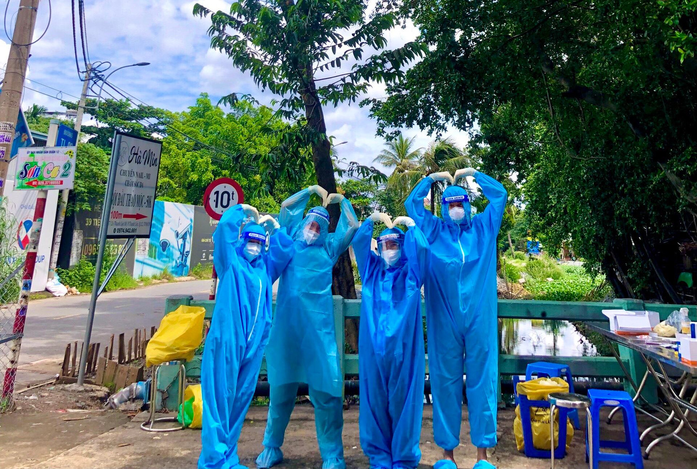 Những cô, cậu sinh viên tình nguyện đáng yêu trong giây phút nghỉ ngơi hiếm hoi. (Ảnh: NVCC)