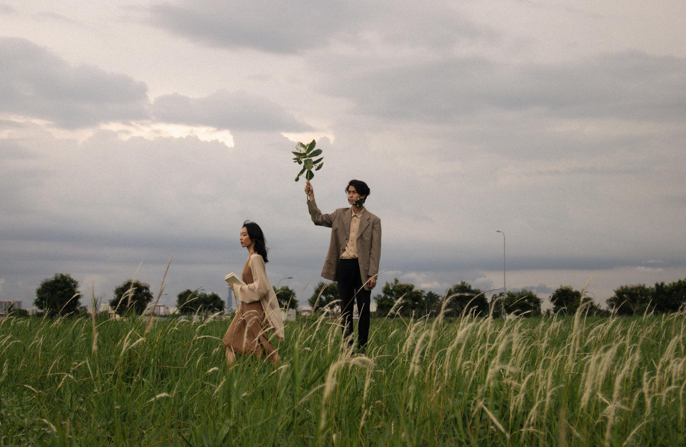 Cánh đồng cỏ lau bình dị đã được fb Trung Kiên tái hiện đặc sắc hình ảnh cô gái trong “Trốn Tìm”