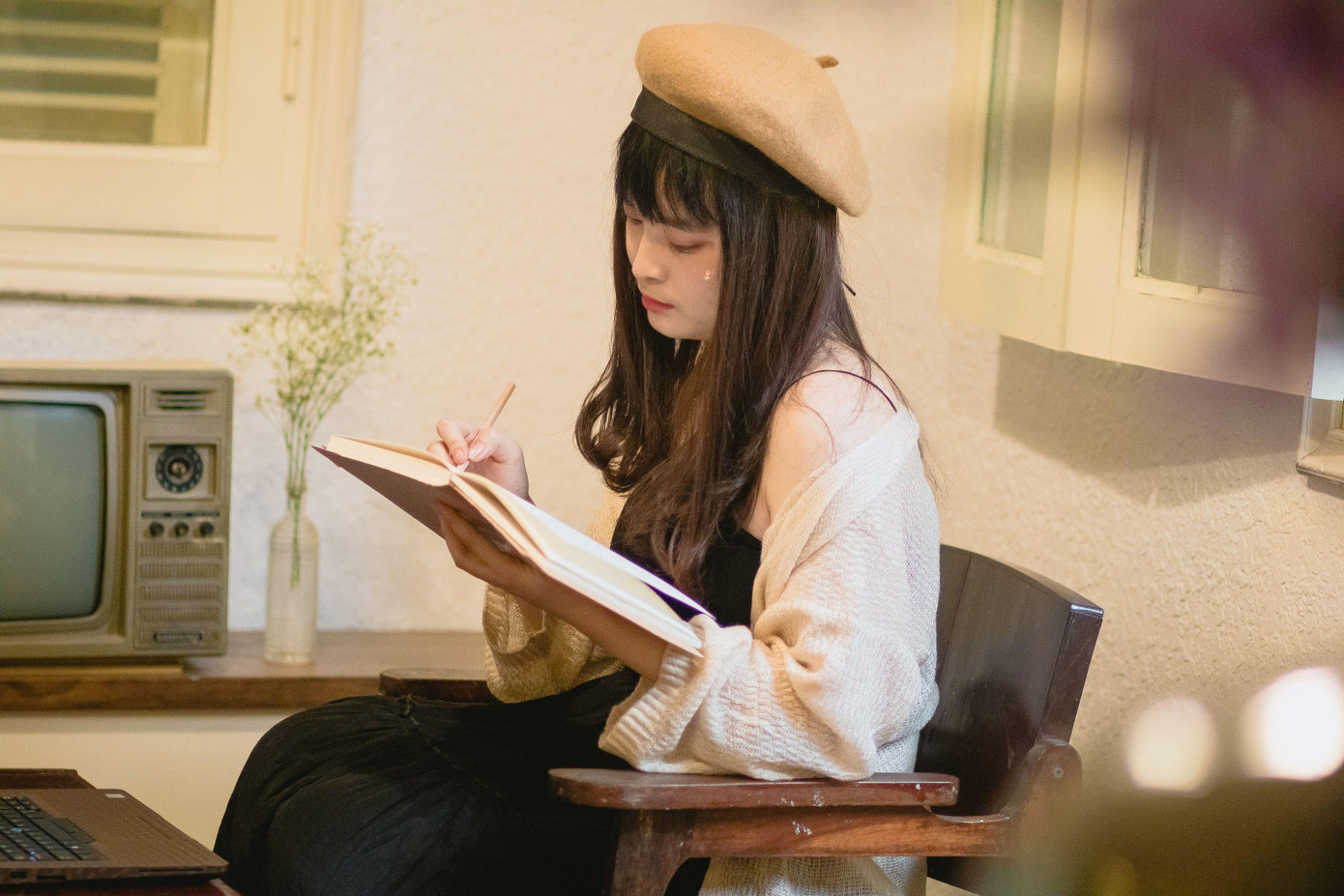 Hình thành thói quen viết lách từ những dòng nhật ký ghi lại sắc màu cuộc sống. Ảnh: NVCC Hình thành thói quen viết lách từ những dòng nhật ký ghi lại sắc màu cuộc sống. Ảnh: NVCC