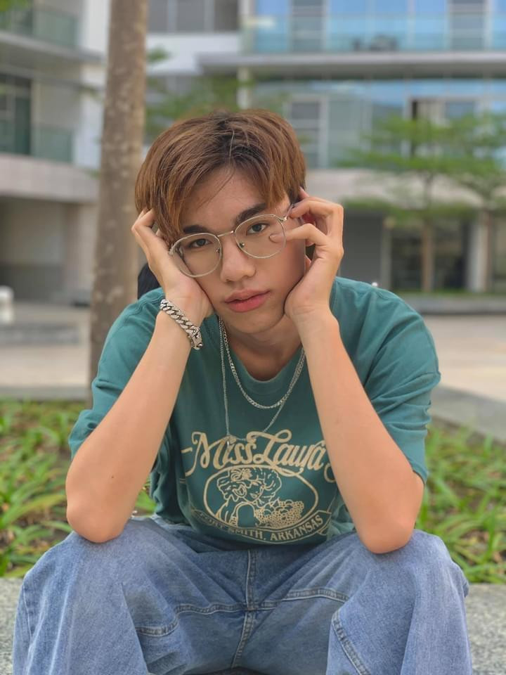 Ngoài viết lách, Vĩ Toàn rất đam mê nghệ thuật, nhất là âm nhạc và phim ảnh