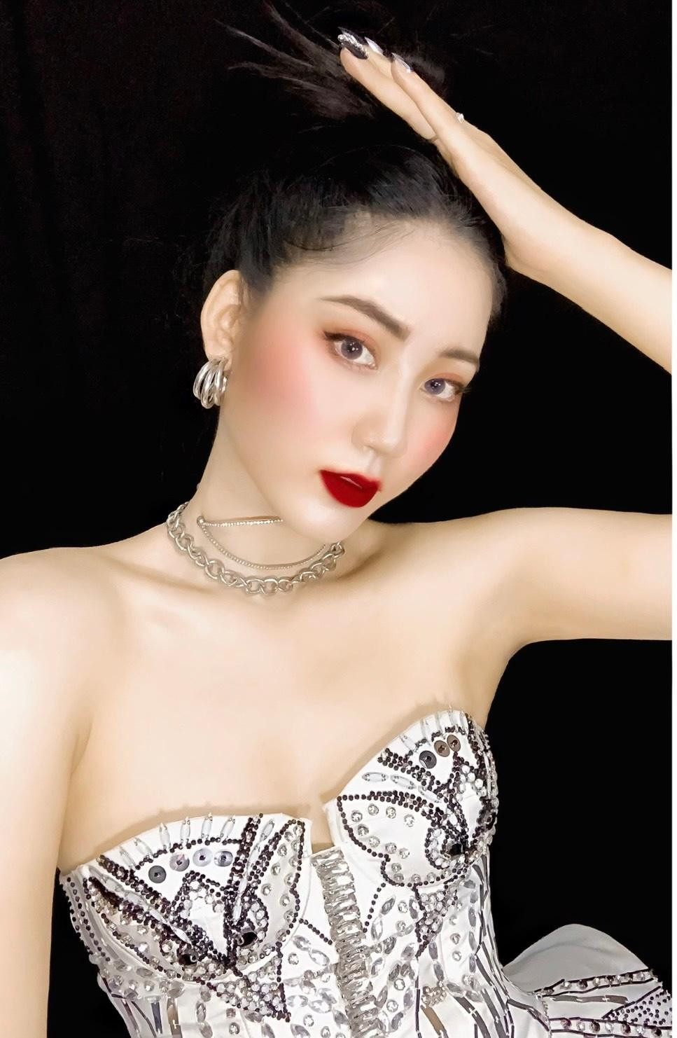Chichi Phạm là stylist và kinh doanh thời trang tự thiết kế tại TP.HCM.