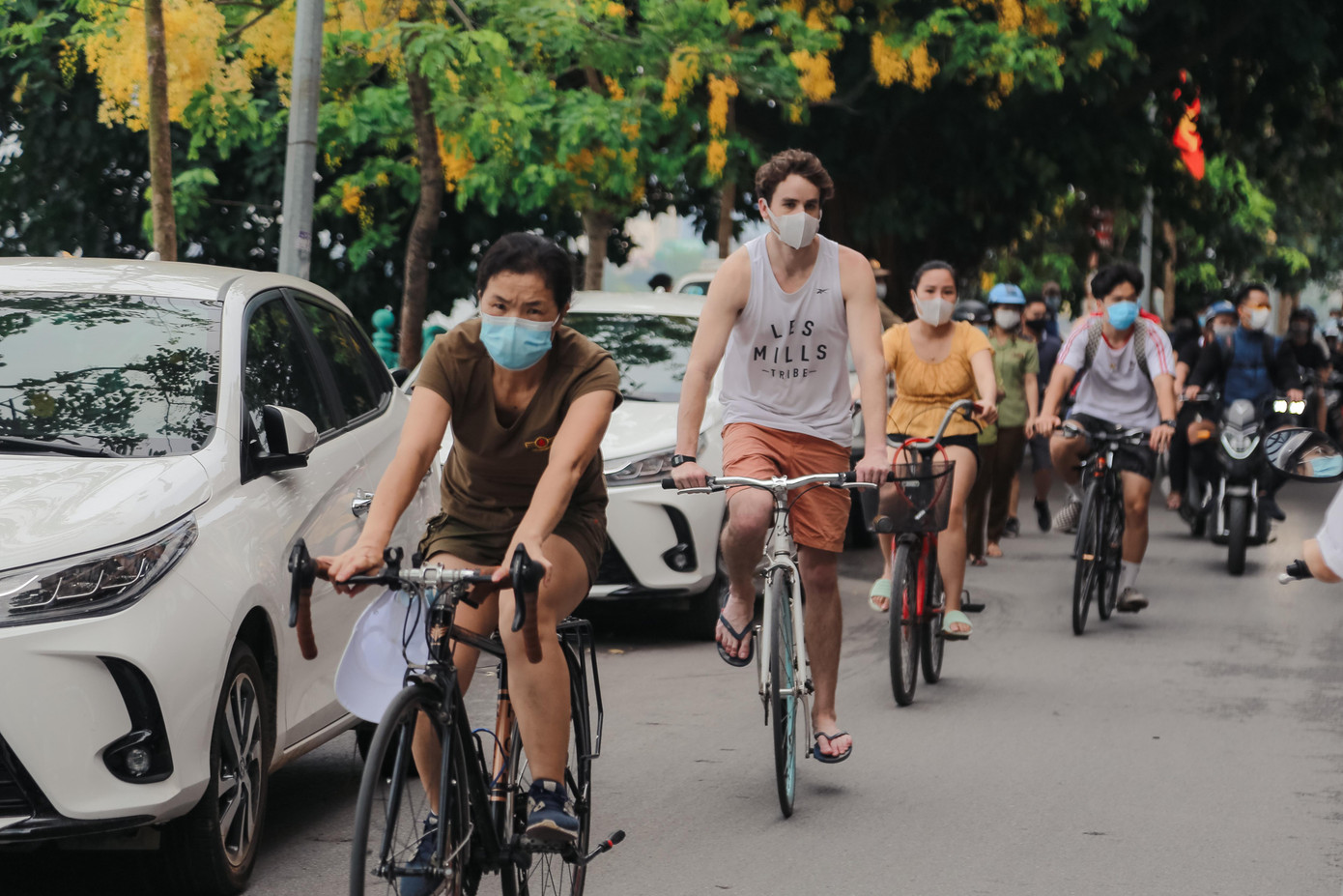 Hà Nội những ngày bắt đầu nắng nóng, thời điểm thích hợp được mọi người chọn lựa để đạp xe là buổi sáng sớm hoặc sau 5 giờ chiều và những ngày nghỉ cuối tuần. Không chỉ có thể hít thở không khí trong lành mà còn có thể ngắm hoàng hôn và bình minh. Hà Nội những ngày bắt đầu nắng nóng, thời điểm thích hợp được mọi người chọn lựa để đạp xe là buổi sáng sớm hoặc sau 5 giờ chiều và những ngày nghỉ cuối tuần. Không chỉ có thể hít thở không khí trong lành mà còn có thể ngắm hoàng hôn và bình minh.