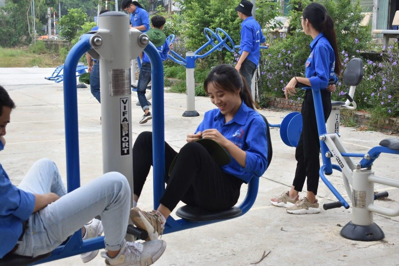 Tham gia xây dựng khu vui chơi cho trẻ em ở Sóc Sơn, Hà Nội.