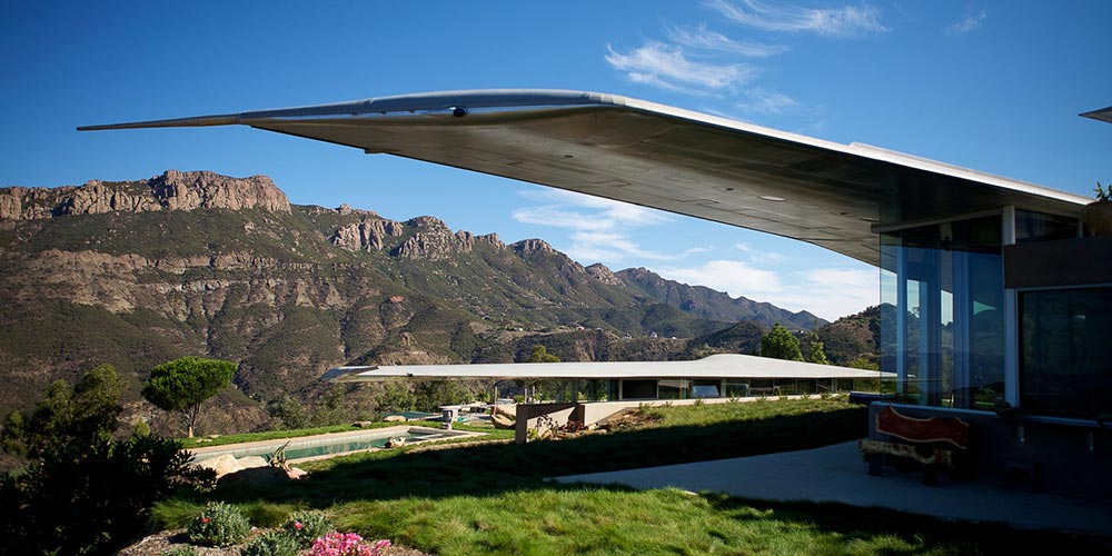 Mái nhà là cánh máy bay.