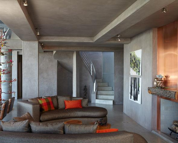 Phòng khách có thiết kế kim loại nhìn ra đồi.