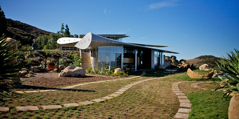 Vận chuyển đôi cánh về công trình rất khó khăn và phải cần tới trực thăng vận tải khổng lồ.