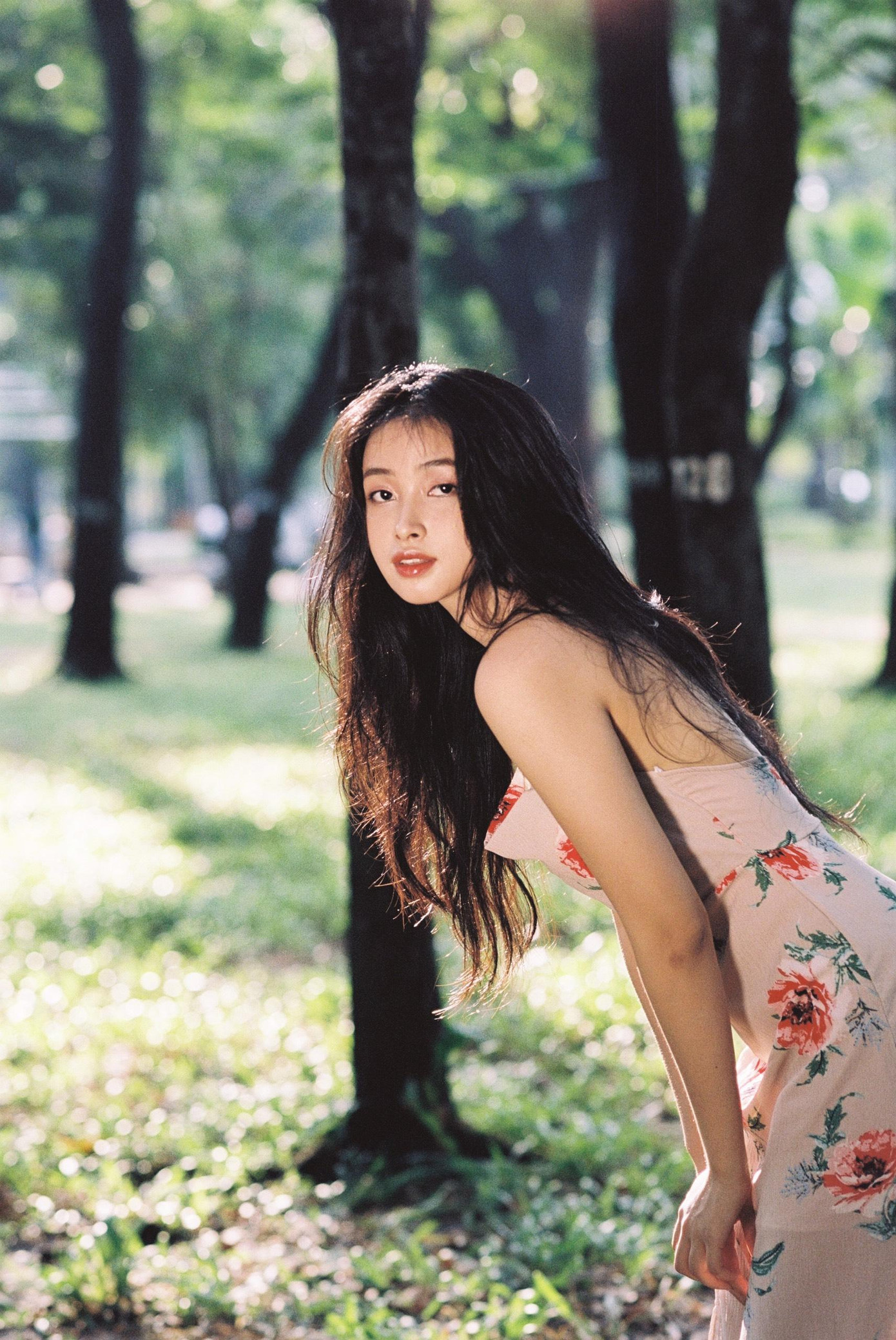 Cô nàng hiện đang theo đuổi xu hướng vintage, retro Hồng Kông đang nổi rần rần trên các nền tảng MXH.