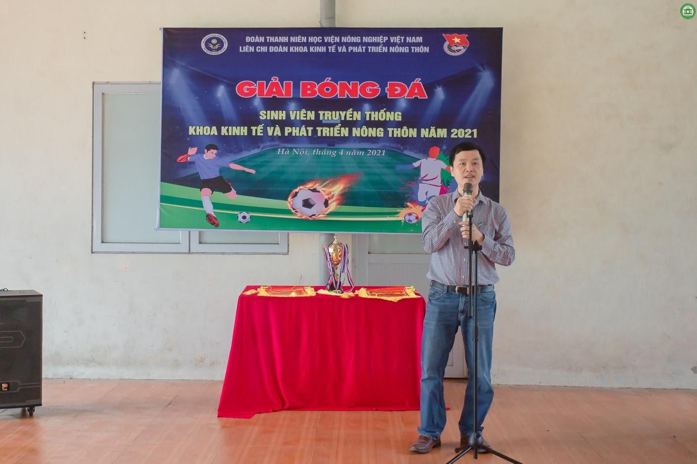 Tiến sĩ Nguyễn Hữu Nhuần, Phó Trưởng khoa Kinh tế và Phát triển nông thôn phát biểu tại Lễ khai mạc