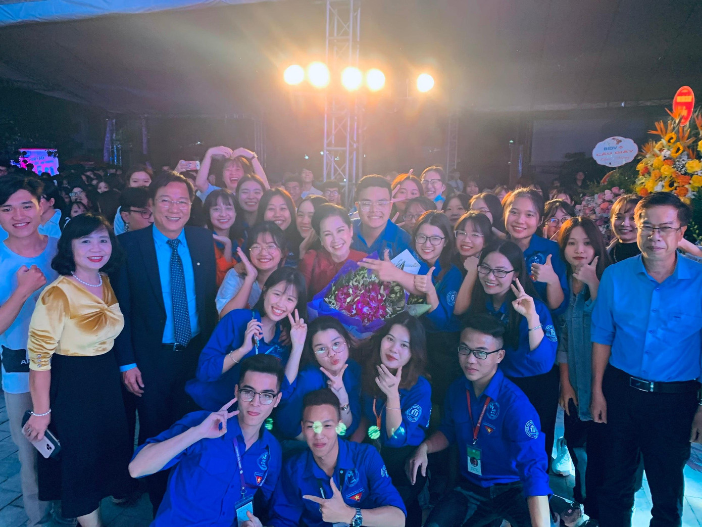 NSND Trọng Trinh, NSND Lan Hương cùng sinh viên và giảng viên trường ĐH Thương mại.