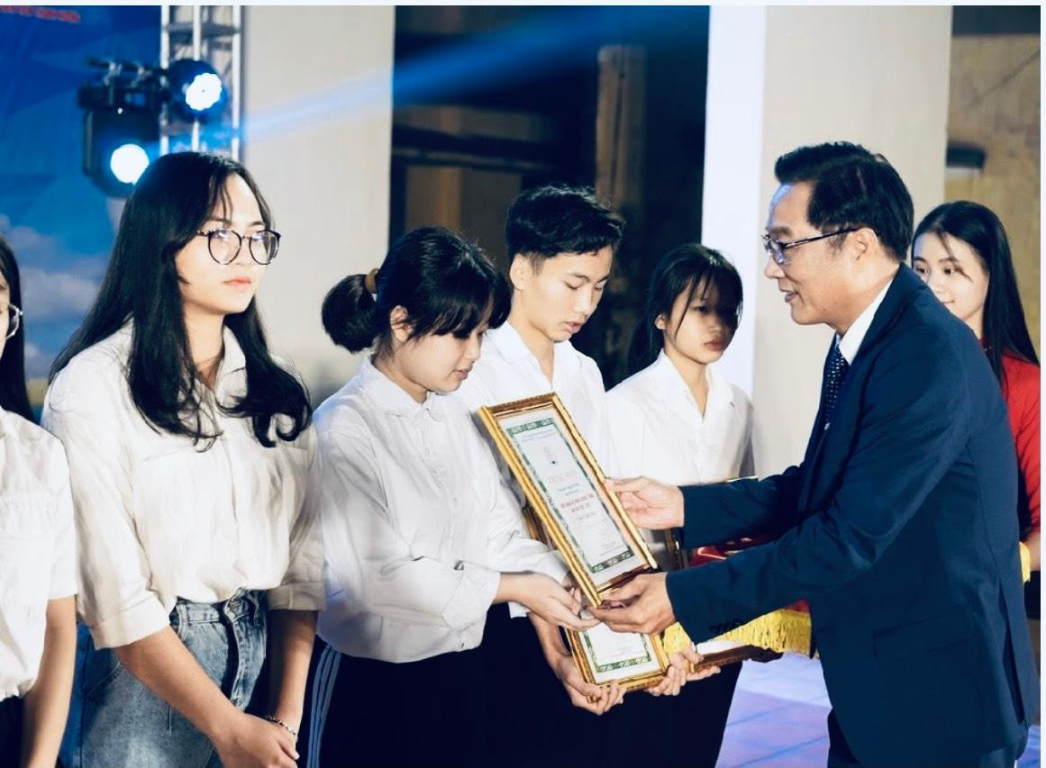 NSND Trọng Trinh giao lưu và trao học bổng cho sinh viên hiếu học tại trường ĐH Y Dược – ĐH Thái Nguyên.