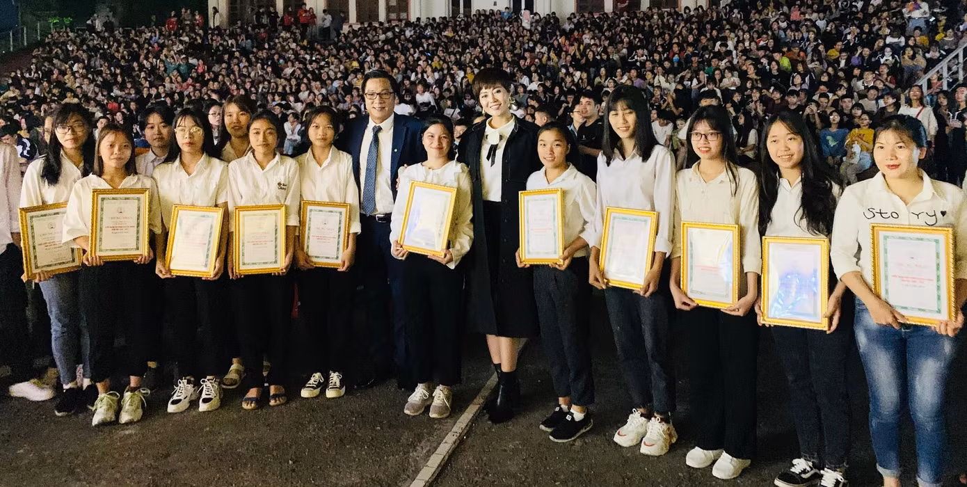 NSND Trọng Trinh, diễn viên Thanh Hương giao lưu và trao học bổng cho sinh viên hiếu học tại trường ĐH Y Dược – ĐH Thái Nguyên.