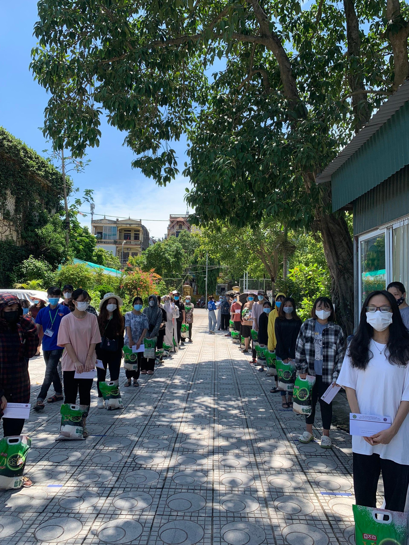 Sinh viên thực hiện 5K và đứng giãn cách khi đi tiếp nhận hỗ trợ