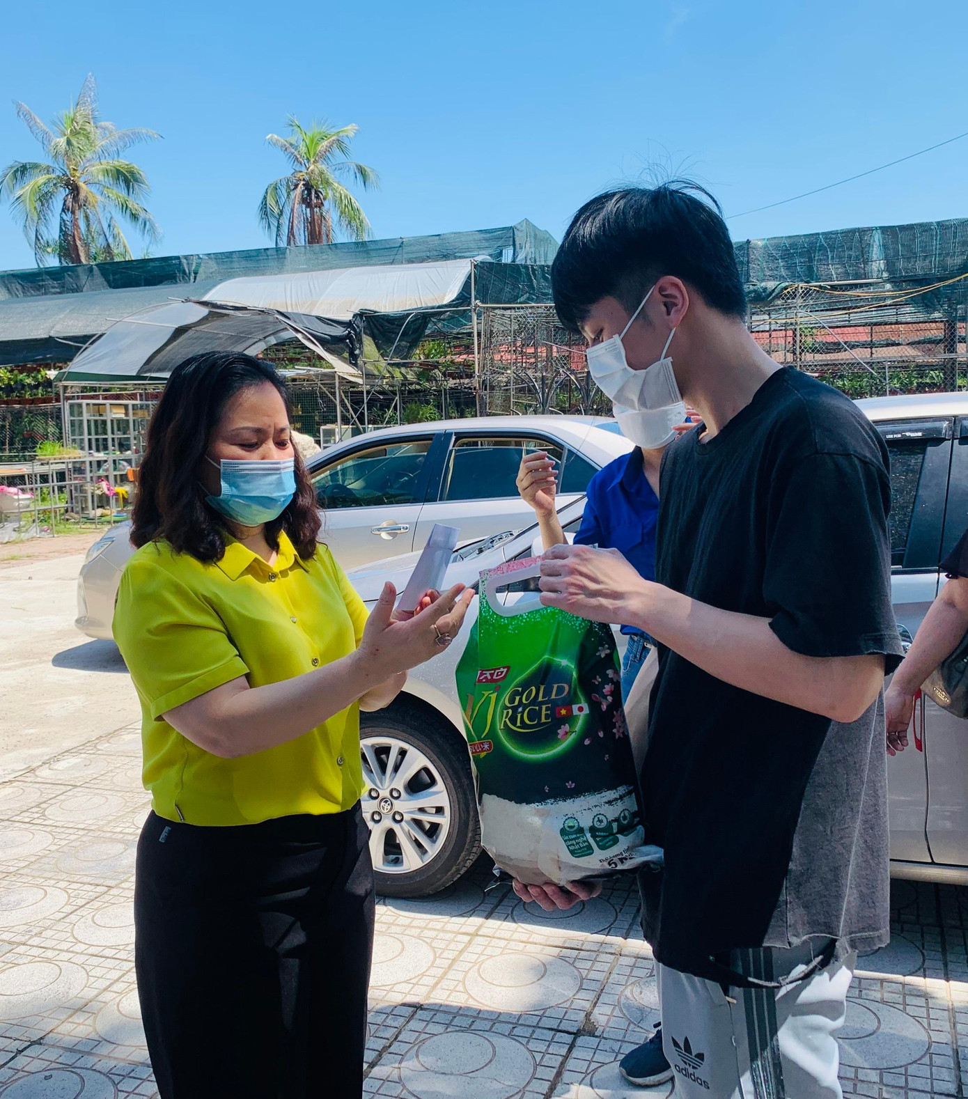 PGS. TS Nguyễn Thị Minh Hiền, Trưởng Khoa Kinh tế và PTNT trao quà hỗ trợ cho sinh viên đang ở lại Học viện.