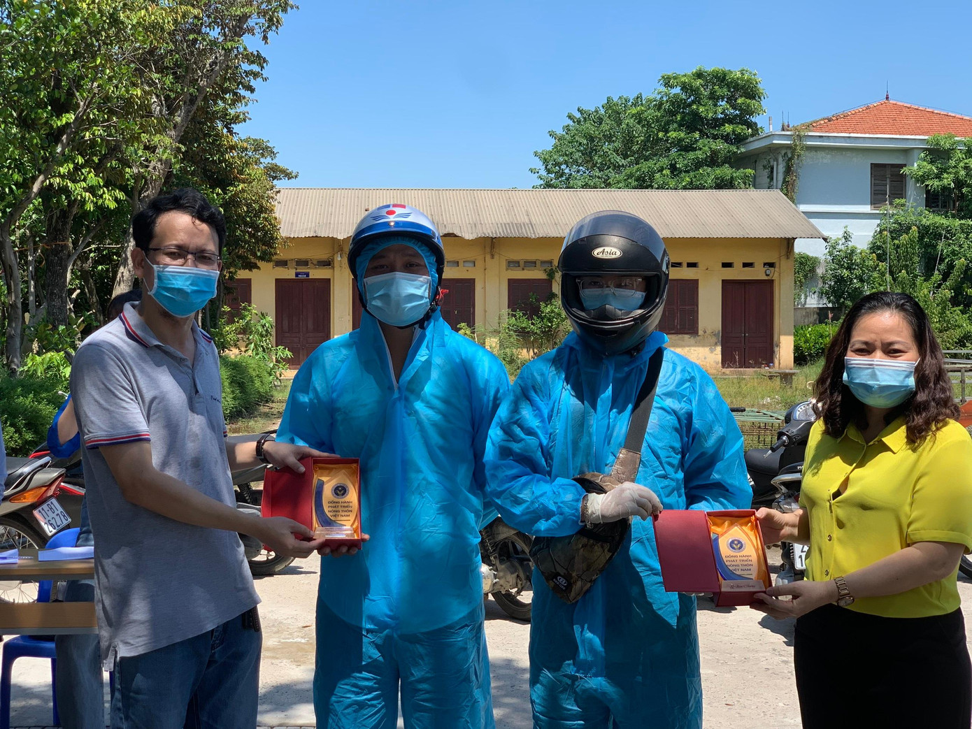 PGS. TS Nguyễn Thị Minh Hiền, Trưởng Khoa Kinh tế và PTNT cùng ThS Nguyễn Thanh Phong, Phó Bí thư Đoàn Thanh niên Học viện, Bí thư Chi bộ Sinh viên Khoa Kinh tế và PTNT trao kỷ niệm chương cho đơn vị Hội Thiện nguyện Hà Nội đồng hành cùng chương trình.