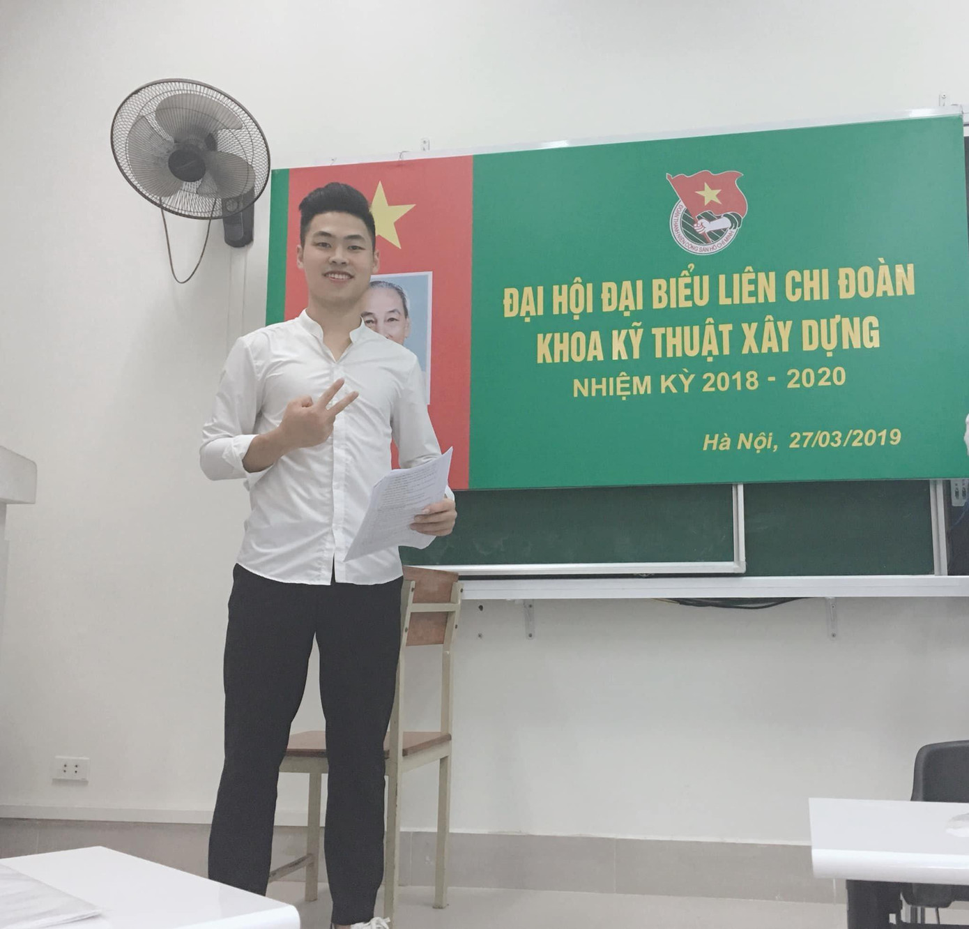 Bùi Văn Dũng trên cương vị một người lớp trưởng và là thành viên của ban chấp hành Đoàn Khoa Kỹ thuật Xây dựng.