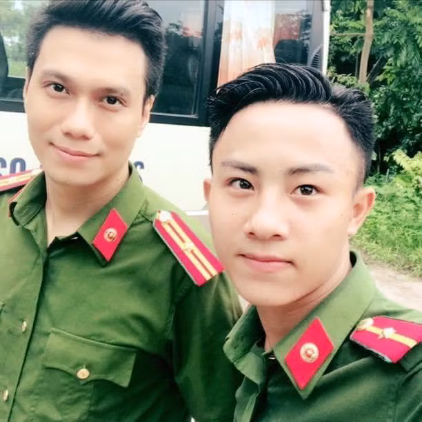 Lý Hùng có cơ hội diễn thế vai một cảnh hành động cho diễn viên Việt Anh.