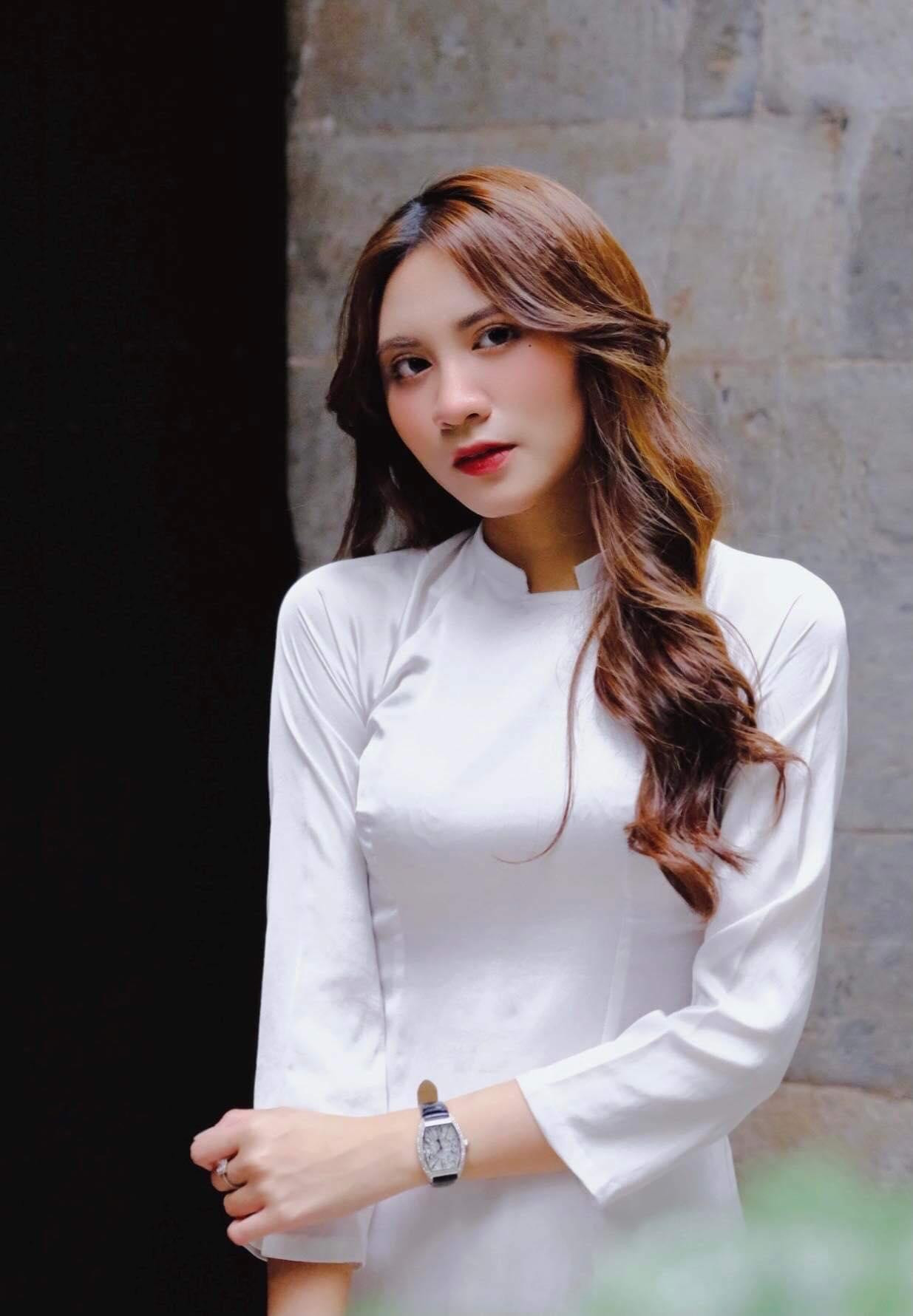 Tường Vy nghiên cứu “công thức để viết văn”. Tường Vy nghiên cứu “công thức để viết văn”.