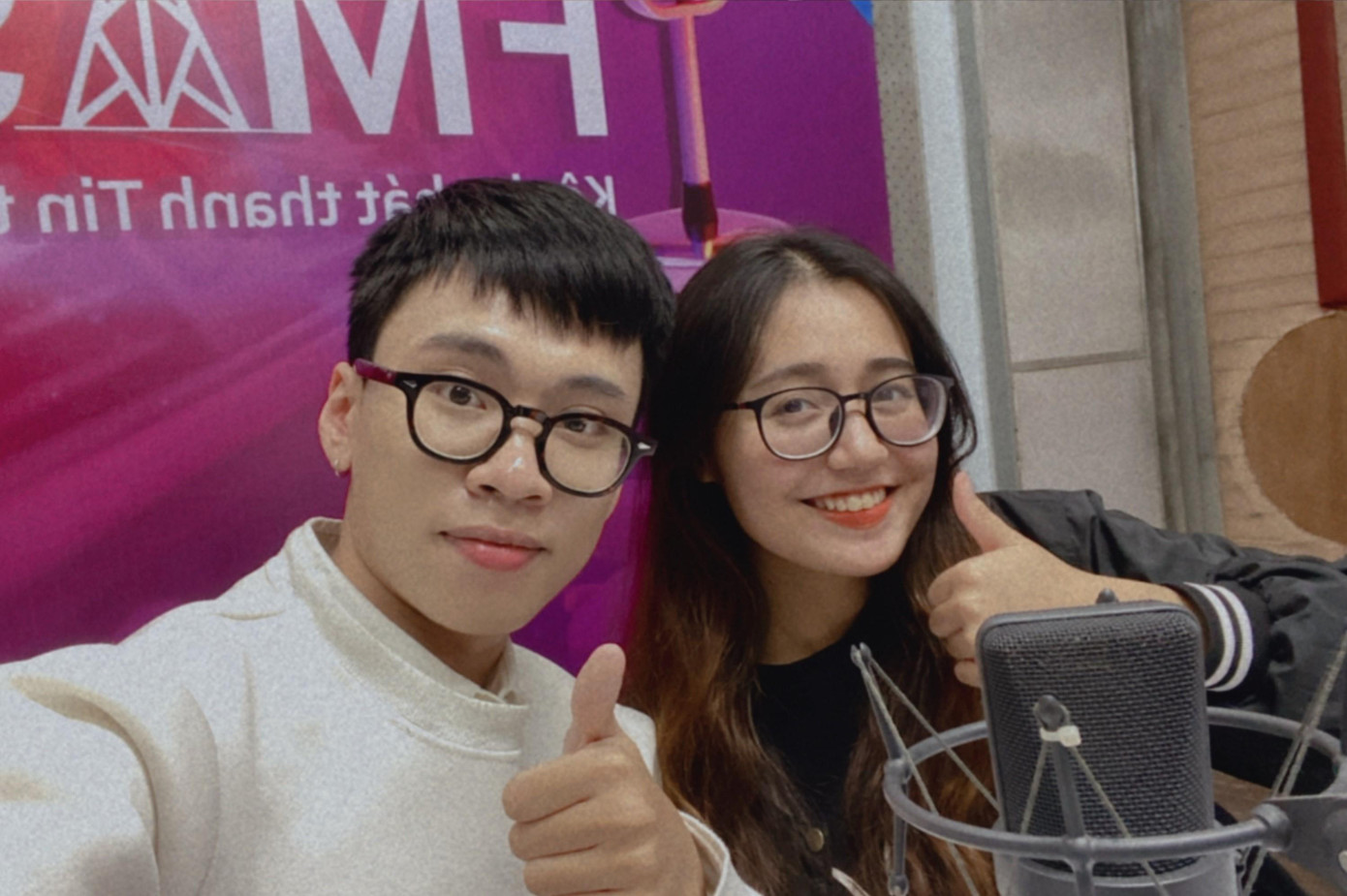 Quang Minh (bên trái) đang cộng tác tại Đài Phát Thanh – Truyền Hình Hà Nội.