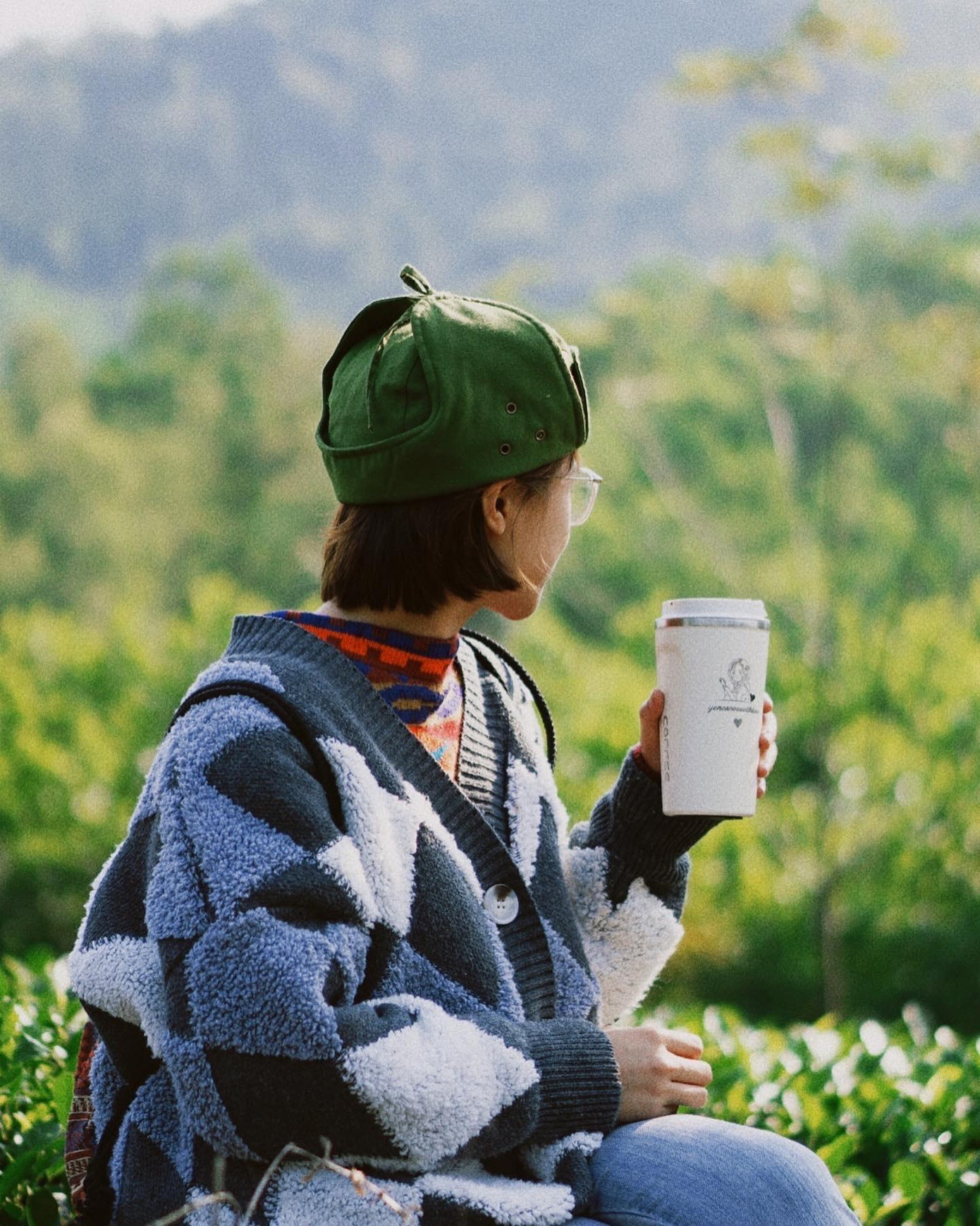 Cô gái sinh ra và lớn lên tại Thái Nguyên - nơi có những đồi chè xanh bạt ngàn đã làm nảy sinh những ý tưởng độc đáo. Cô gái sinh ra và lớn lên tại Thái Nguyên - nơi có những đồi chè xanh bạt ngàn đã làm nảy sinh những ý tưởng độc đáo.