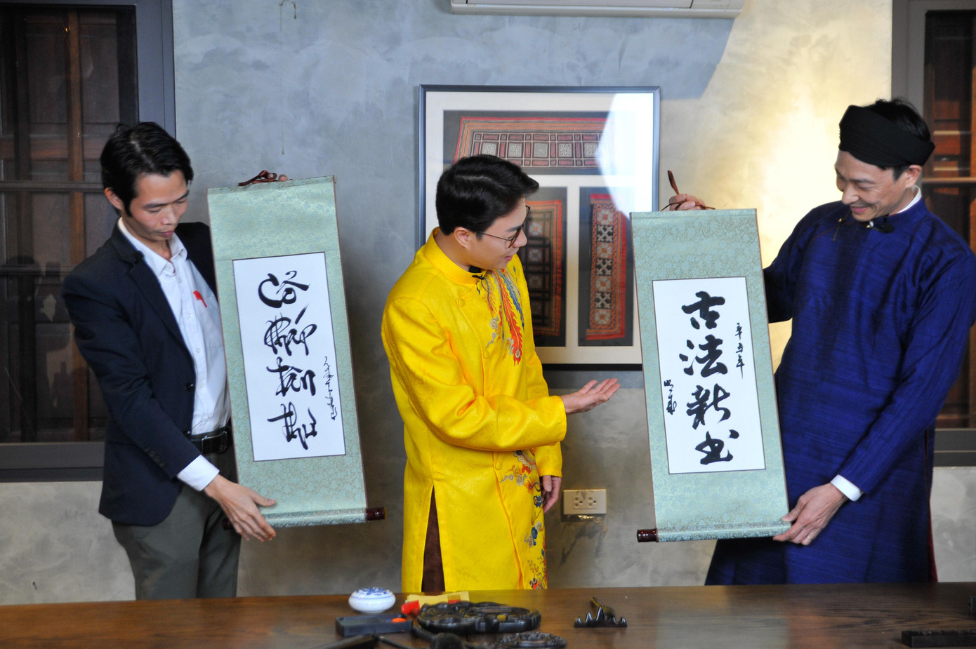 Trải nghiệm viết thư pháp cùng khách mời.