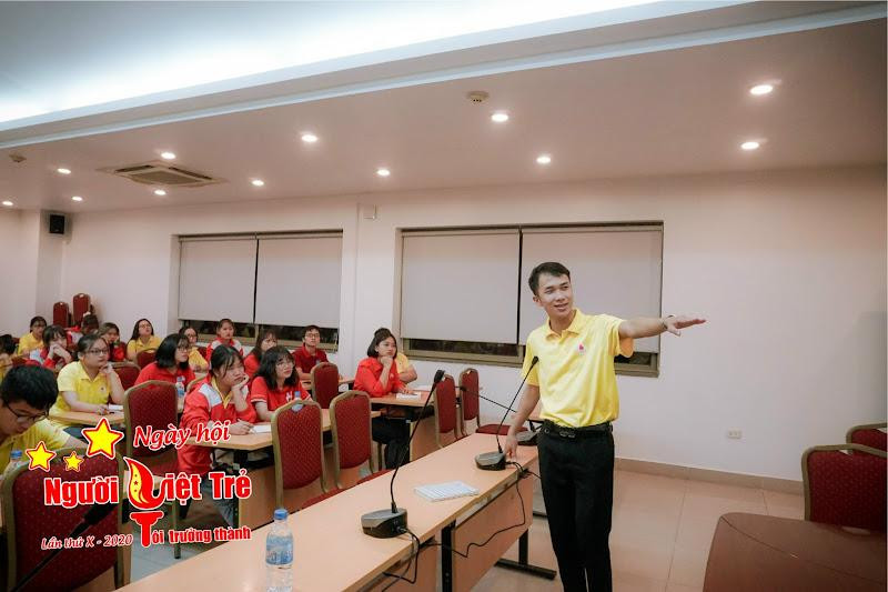 Anh Quân trong một buổi đào tạo kiến thức về máu cho các bạn tình nguyện viên. (Ảnh: NVCC) Anh Quân trong một buổi đào tạo kiến thức về máu cho các bạn tình nguyện viên. (Ảnh: NVCC)