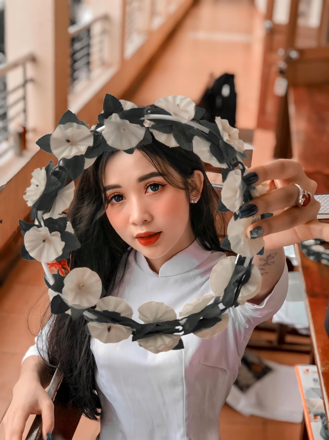 Nhật Lệ đẹp dịu dàng trong tà áo dài trắng.