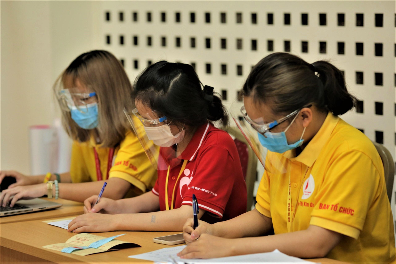 Phạm Thu Trang - sinh viên Học viện Báo chí và Tuyên truyền rất hăng say với vai trò là tình nguyện viên đội máu trong mùa dịch.