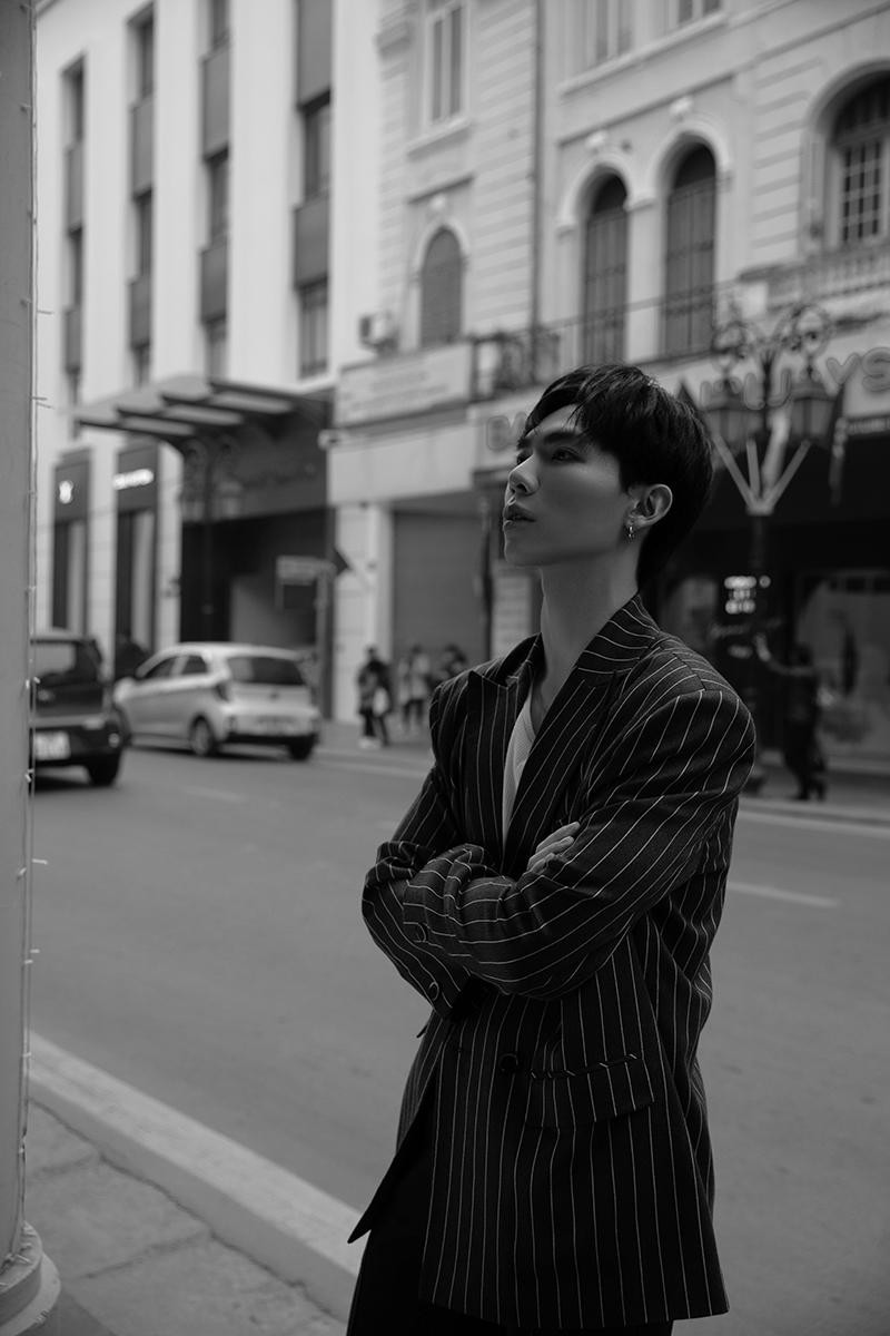 Ca sĩ Erick qua ống kính của Dũng Phạm.