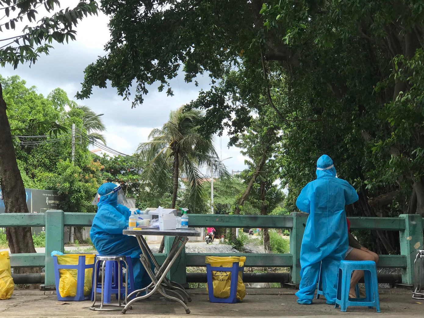 Chí cùng các đồng đội thực hiện lấy mẫu xét nghiệm (Ảnh: NVCC)