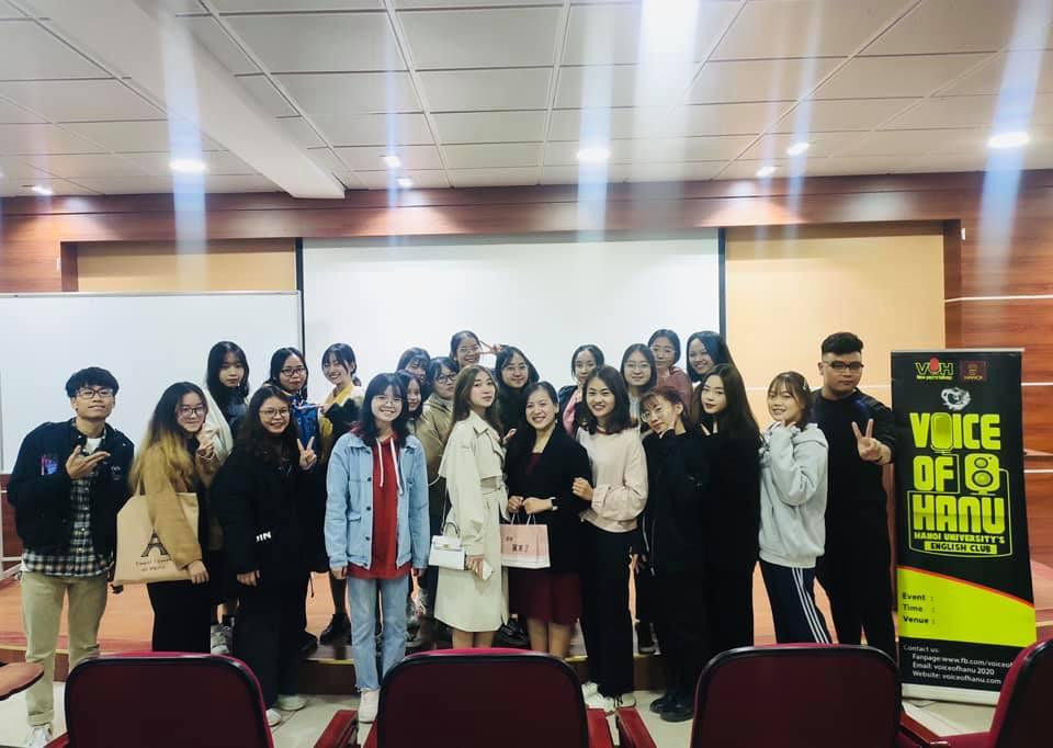 Cẩm Ly với vai trò là diễn giả khách mời tại CLB Voice Of HANU. Cẩm Ly với vai trò là diễn giả khách mời tại CLB Voice Of HANU.