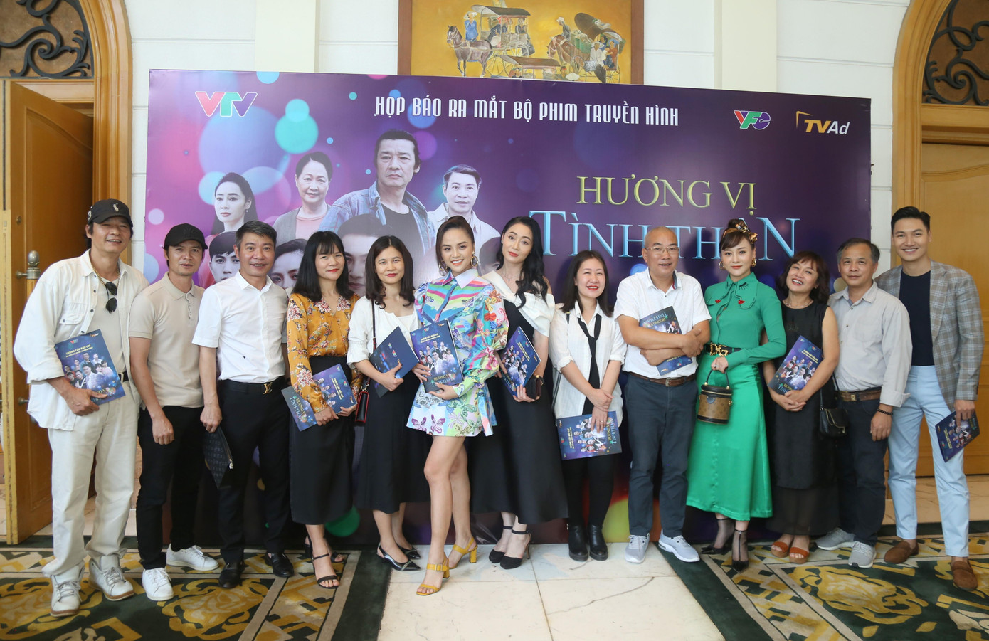 Đoàn làm phim "Hương vị tình thân" trong họp báo chiều ngày 12/4