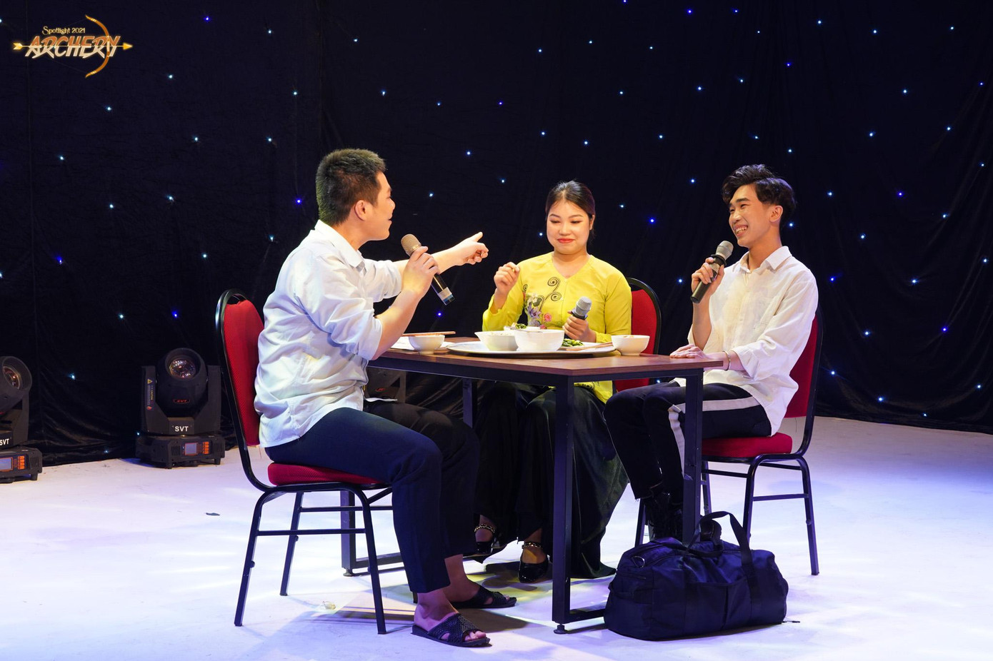 Những câu chuyện bên bữa ăn gia đình gợi nhắc hồi ức về một thời thanh xuân cuồng nhiệt.