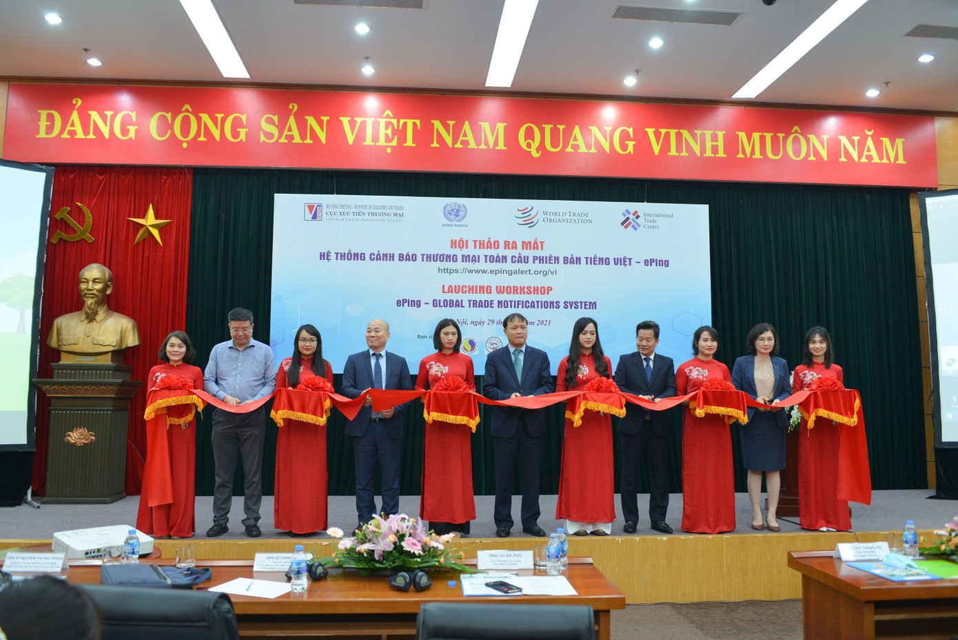 Lễ cắt băng ra mắt hệ thống cảnh báo thương mại ePing phiên bản tiếng Việt.