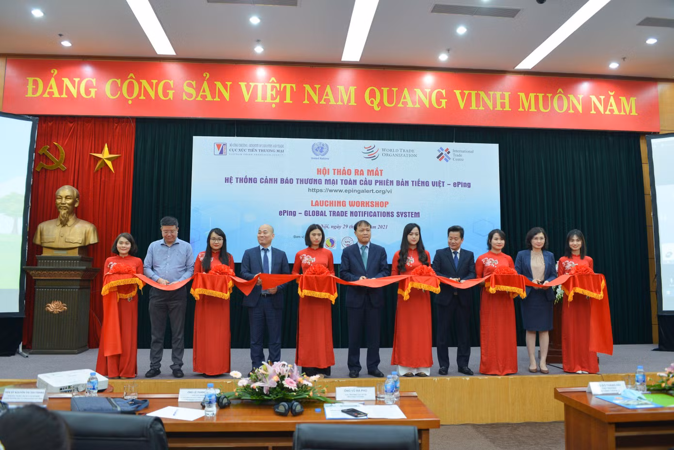 Lễ cắt băng ra mắt hệ thống cảnh báo thương mại ePing phiên bản tiếng Việt.