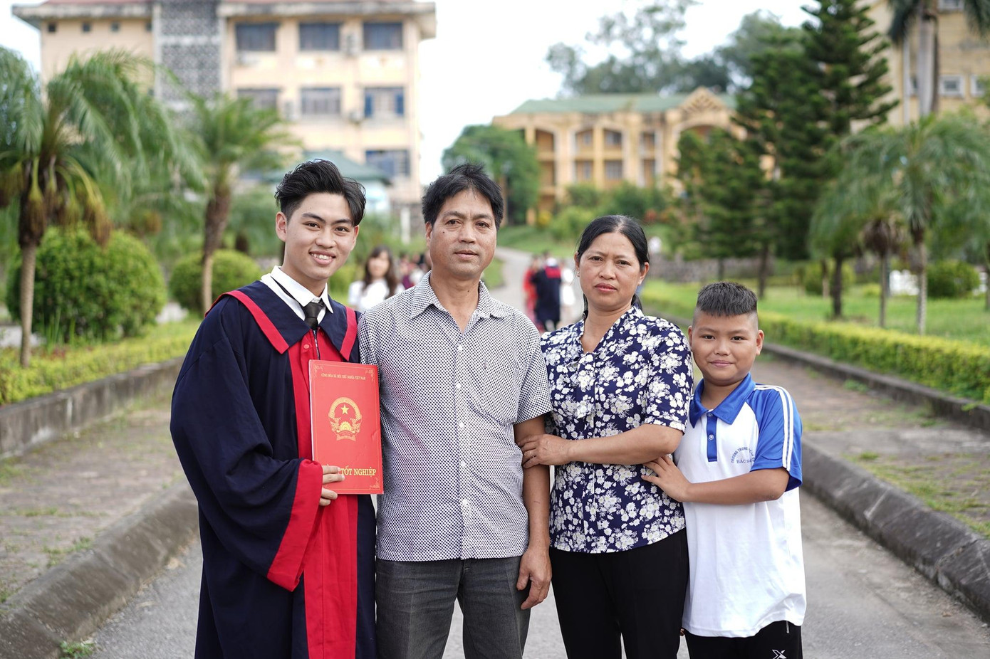 Minh Trường cùng bố mẹ và em trai. Minh Trường cùng bố mẹ và em trai.