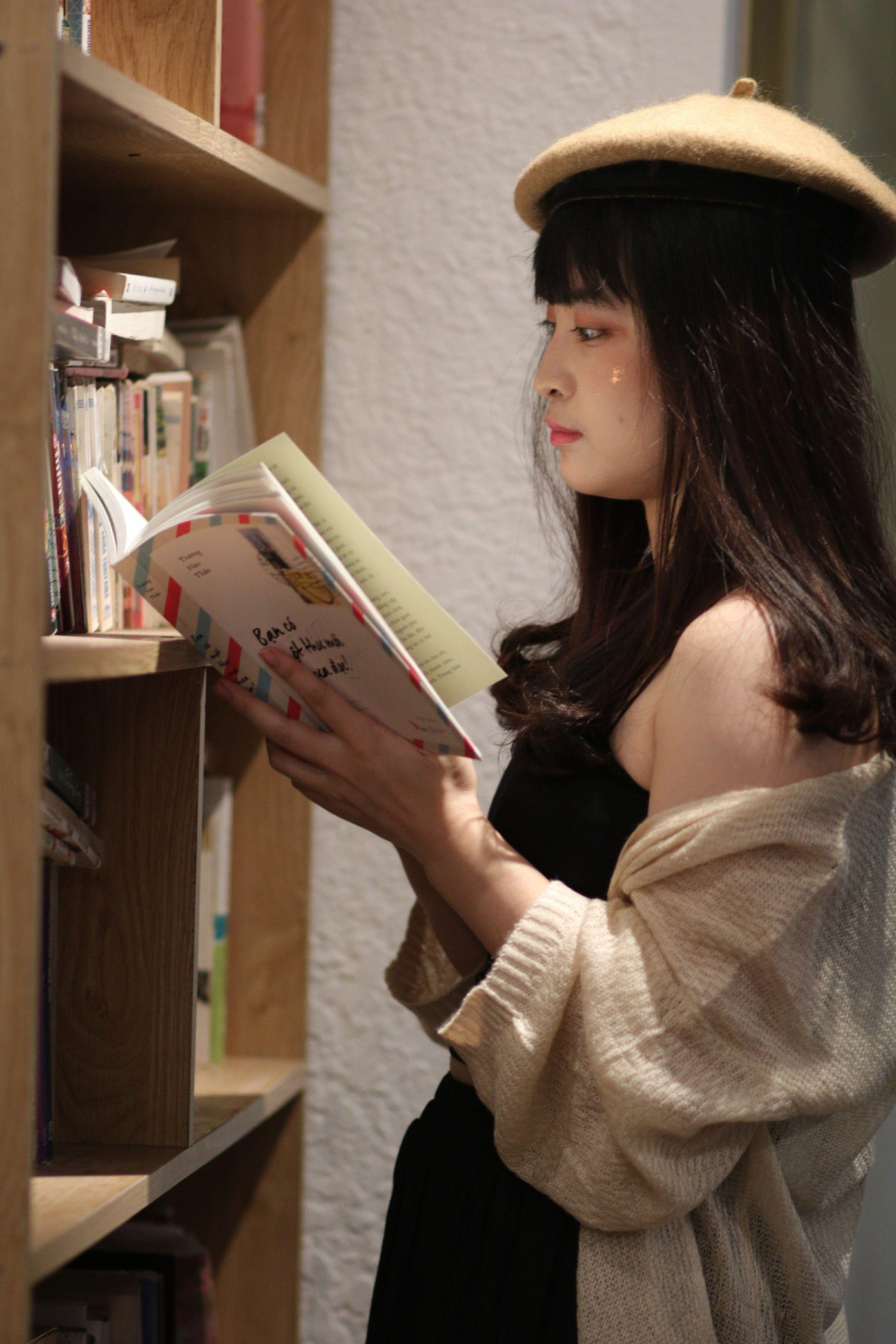 Sở thích đọc sách giúp Khánh Linh có trải nghiệm đặc biệt với công việc viết lách. Ảnh: NVCC Sở thích đọc sách giúp Khánh Linh có trải nghiệm đặc biệt với công việc viết lách. Ảnh: NVCC