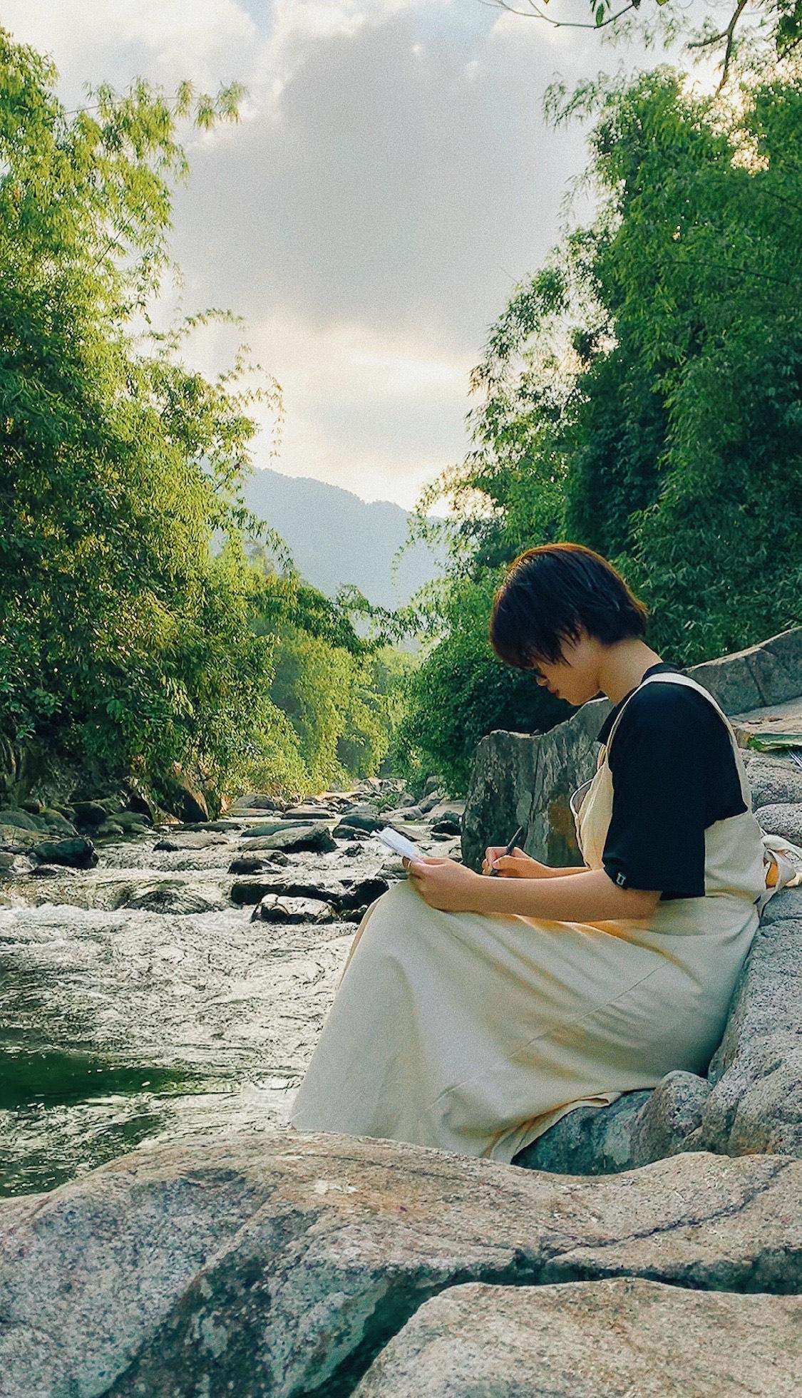 Cô nàng Tiktoker có đam mê vẽ những thứ mình yêu và đắm mình vào thiên nhiên thơ mộng. Cô nàng Tiktoker có đam mê vẽ những thứ mình yêu và đắm mình vào thiên nhiên thơ mộng.