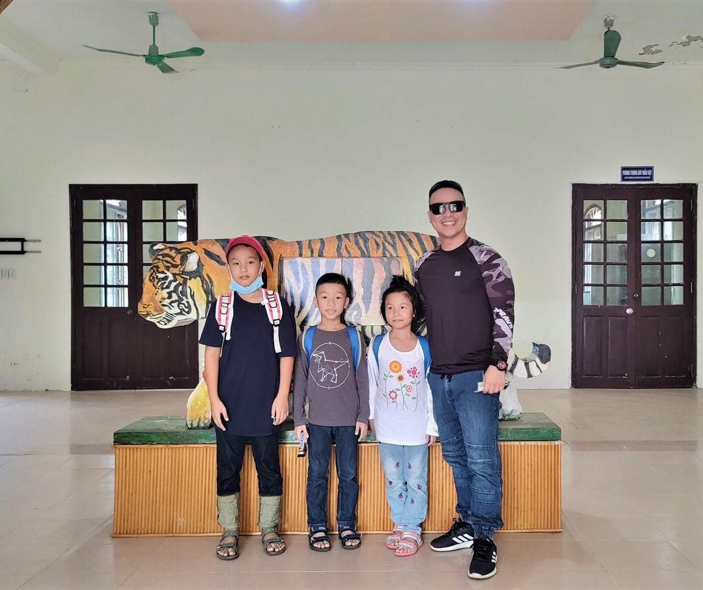 Long Phú, Gia Khiêm cùng bố và em gái.