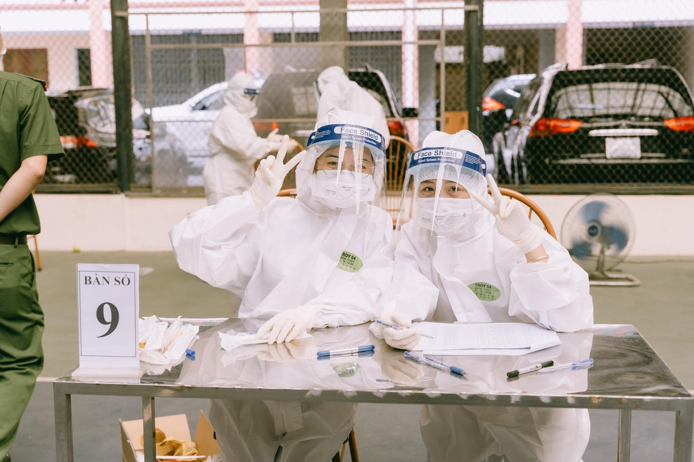 Công việc hàng ngày của 'những thiên thần áo trắng' xung phong đi vào tâm dịch. Công việc hàng ngày của 'những thiên thần áo trắng' xung phong đi vào tâm dịch.