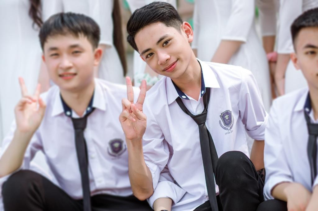 Võ Nhật Minh chàng trai 18 tuổi luôn nỗ lực trong học tập và tự tìm kiếm cơ hội công việc cho bản thân. Võ Nhật Minh chàng trai 18 tuổi luôn nỗ lực trong học tập và tự tìm kiếm cơ hội công việc cho bản thân.